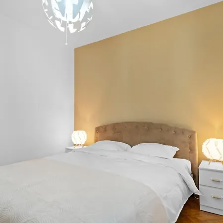 New Luxurious With Park View Apartment Bucharest