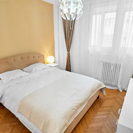 New Luxurious With Park View Bükreş