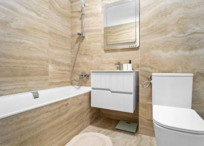 New Luxurious With Park View Apartment *