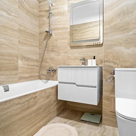 New Luxurious With Park View Apartment *