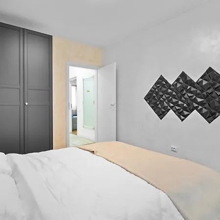 New Luxurious With Park View Apartment